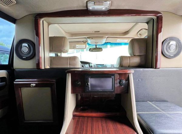 Оренда броньований джип без водія Toyota Sequoia біла 