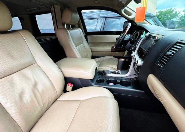 Оренда броньований джип без водія Toyota Sequoia біла 