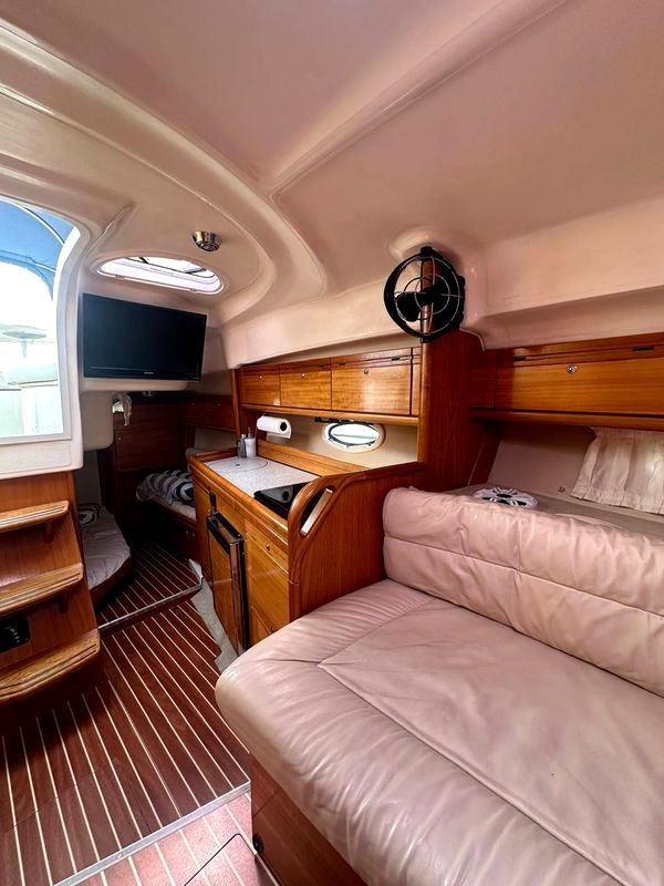 Арендовать яхту катер Bavaria 27 на прокат у Киеве Заферано Золоче