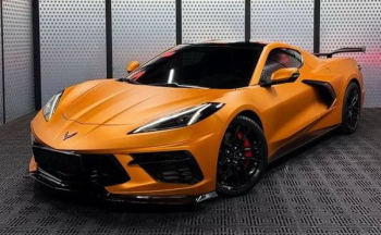 Спорткар Chevrolete Corvette помаранчовий на зйомки фотосесії 