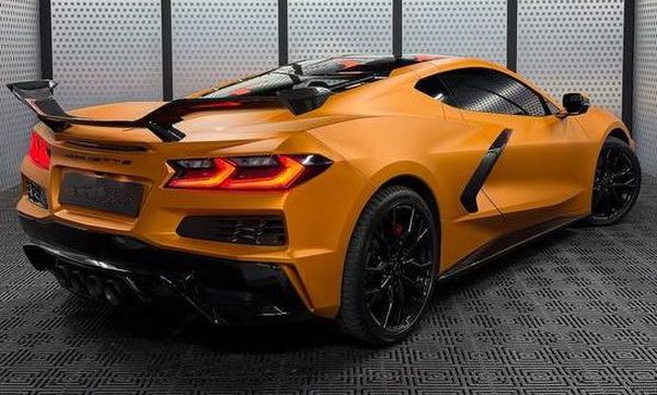 Спорткар Chevrolete Corvette помаранчовий на зйомки фотосесії 