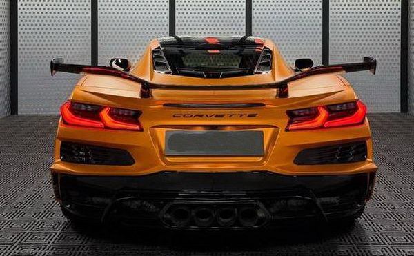 Спорткар Chevrolete Corvette помаранчовий на зйомки фотосесії 