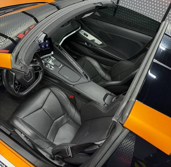 Спорткар Chevrolete Corvette помаранчовий на зйомки фотосесії 