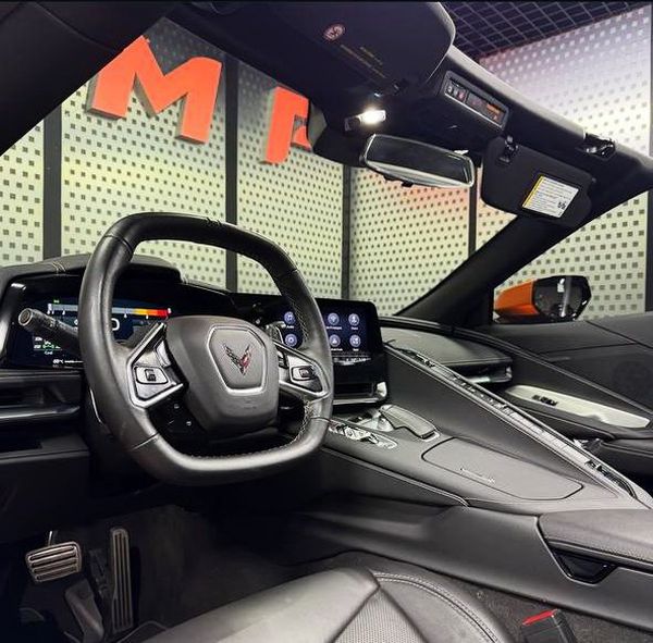 Спорткар Chevrolete Corvette помаранчовий на зйомки фотосесії 