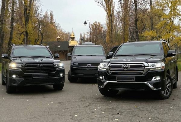 Оренда броньованої Toyota Land Cruiser 200 з водієм