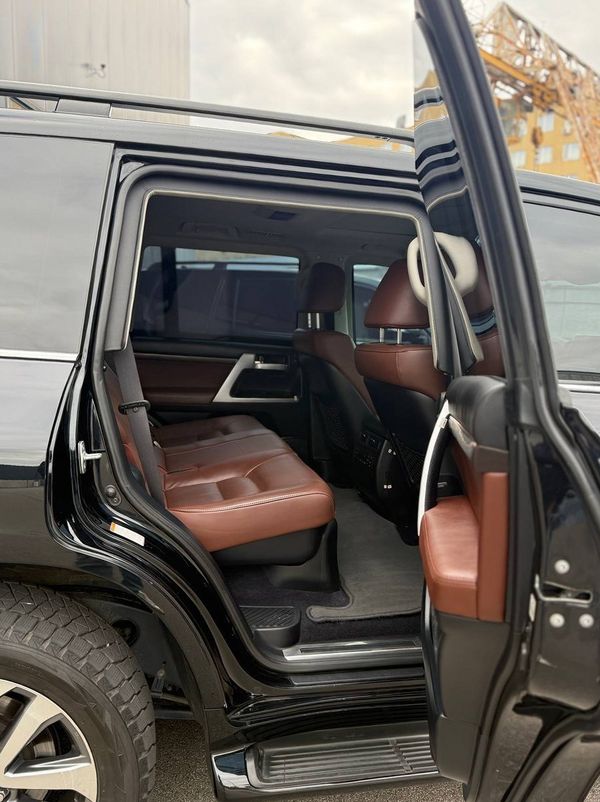 Оренда броньованої Toyota Land Cruiser 200 з водієм