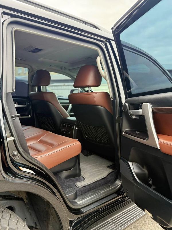 Оренда броньованої Toyota Land Cruiser 200 з водієм