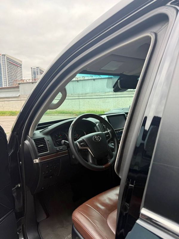 Оренда броньованої Toyota Land Cruiser 200 з водієм 