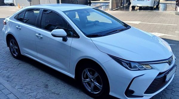 Авто на весілля Toyota Corolla біла з водієм