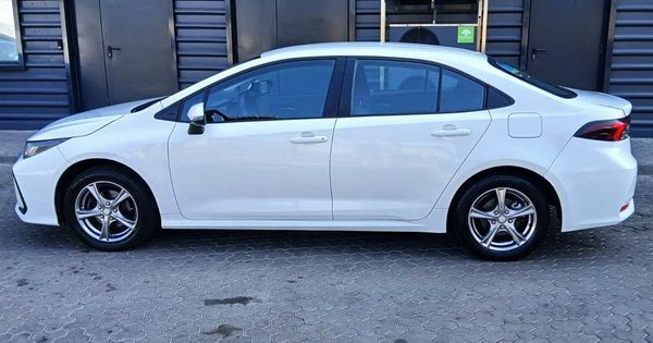 Авто на весілля Toyota Corolla біла з водієм