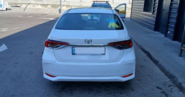 Авто на весілля Toyota Corolla біла з водієм