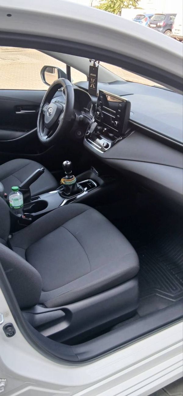 Авто на весілля Toyota Corolla біла з водієм