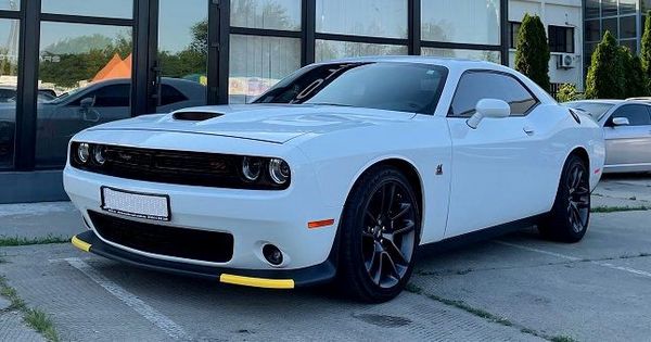 Dodge Challenger білий — прокат без водія в Києві