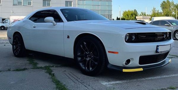Dodge Challenger білий — прокат без водія в Києві