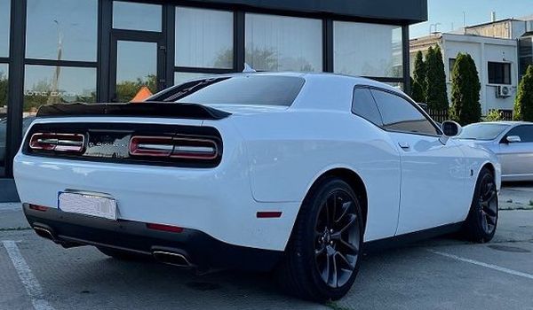Dodge Challenger білий — прокат без водія в Києві