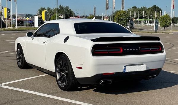 Dodge Challenger білий — прокат без водія в Києві