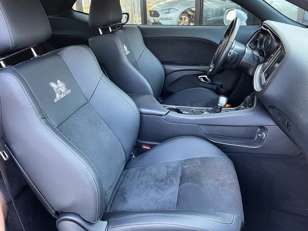 Dodge Challenger білий — прокат без водія в Києві