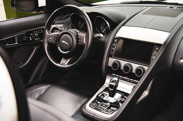 Прокат Jaguar F-Type кабріолет білий без водія в Києві