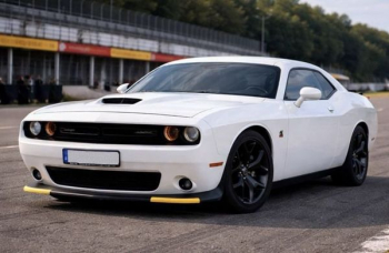 Dodge Challenger білий — прокат без водія в Києві