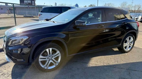 Оренда Mercedes-Benz GLA 250 з водієм на весілля в Києві 