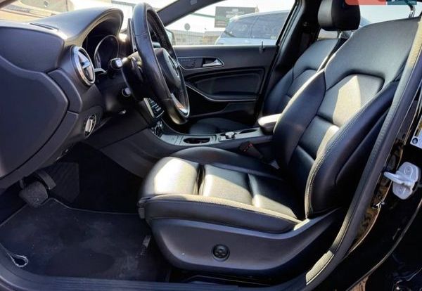 Оренда Mercedes-Benz GLA 250 з водієм на весілля в Києві 