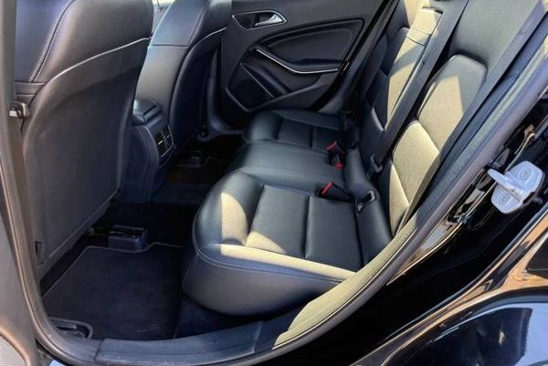 Оренда Mercedes-Benz GLA 250 з водієм на весілля в Києві 