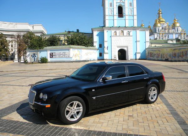 Chrysler 300C черный заказать на прокат в Киеве