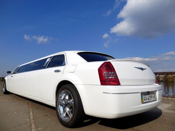 Chrysler 300c Bentley Style аренда лимузина киев