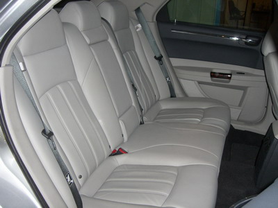 Chrysler 300C серебристый