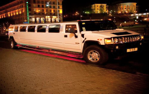 Hummer H2 киев, белый хамер лимузин на выпускной заказ киев, хамер лимузин белый на свадьбу киев,аренда прокат хамер лимузин 03