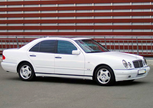Mercedes W210 аренда прокат киев на свадьбу заказать мерседес 210 белый на свадьбу в киеве цена 01