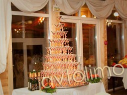 Пирамида из бокалов шампанского на свадьбу